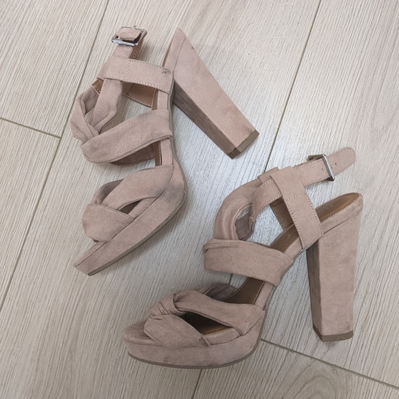 Size 6 heels - Picture 5 of 5